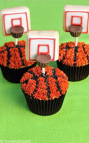 basketball-cupcakes